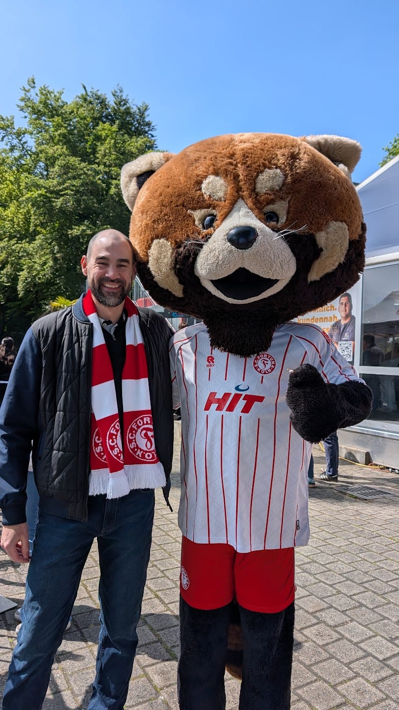 Marco, Inhaber von KEIN KILLEFITZ, mit Fortuna-Köln-Schal